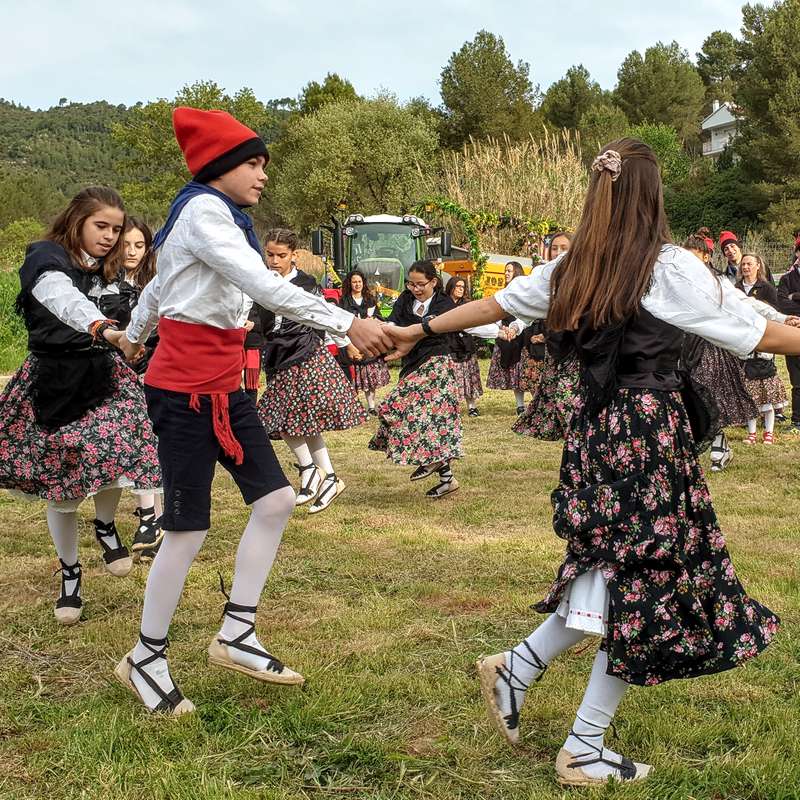 Noi i noies ballant caramelles